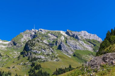 Vadiden gelen Santis (Saentis) kantonu St. Gallen, İsviçre 'deki yürüyüş yolunun çarpıcı manzarası.