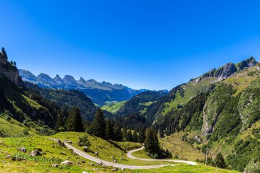 Schafboden dağ evinden St. Gallen Alps 'ın yazın Santis' e (Saentis) doğru yürüyüş yolu üzerindeki manzarası, İsviçre 'nin St. Gallen kantonu..