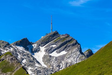 İsviçre 'nin Appenzell Kantonu' nun yaz aylarında yürüyüş yolu üzerindeki Saentis (Santis) zirvesinin çarpıcı manzarası