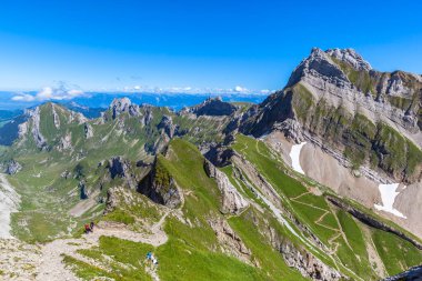 Rotsteinpass 'tan Santis (Saentis), St. Gallen, Appenzell, İsviçre' deki Wasserauen Vadisi 'ne giden Alpstein Massif' in çarpıcı manzarası..