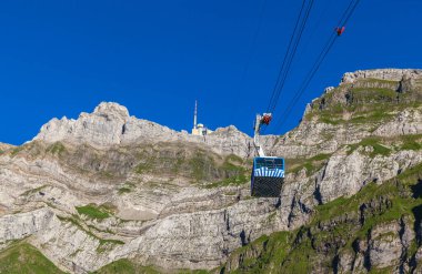 Cablecar, İsviçre Alpleri 'nin ünlü zirvesi Santis (Santis)' e doğru koşuyor.