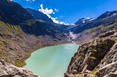 Trift Gölü 'nün panorama manzarası (Triftsee) ve asma köprünün buzulu, Berne Kantonu, İsviçre.