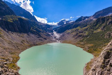 Trift Gölü 'nün panorama manzarası (Triftsee) ve asma köprünün buzulu, Berne Kantonu, İsviçre.