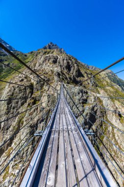 Trift köprüsünün muhteşem manzarası, Triftsee üzerindeki asma köprü, buzul, Gimsel 'de Bernese Oberland, Switherland.