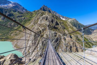 Trift Köprüsü, Triftsee üzerindeki asma köprü, buzul, Gimsel, Bernese Oberland, Switherland 'de..