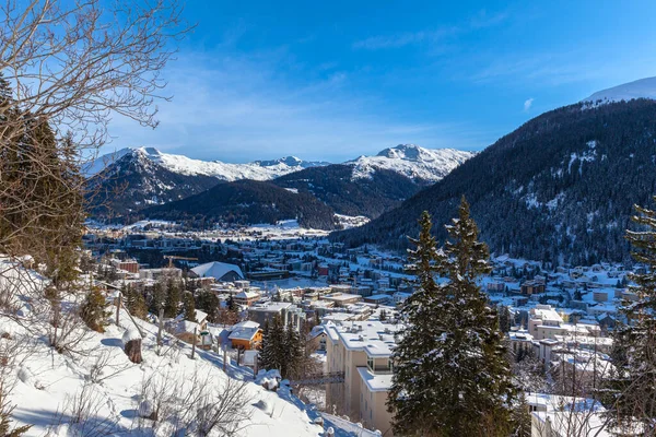Luftaufnahme Von Davos Winter Mit Schneebedeckten Dächern Und Den Alpen — Stockfoto