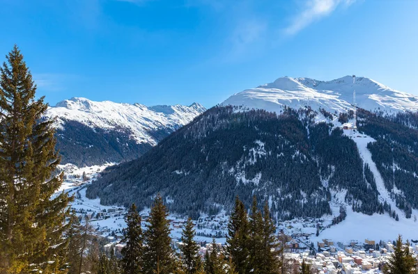 Krásný Výhled Davos Zimě Zasněženými Střechami Alpami Kanton Grisons Švýcarsko — Stock fotografie