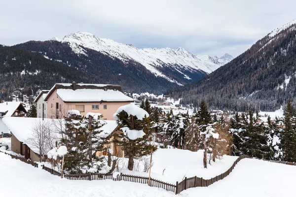 Schöne Aussicht Auf Davos Winter Mit Schneebedeckten Dächern Und Den — Stockfoto