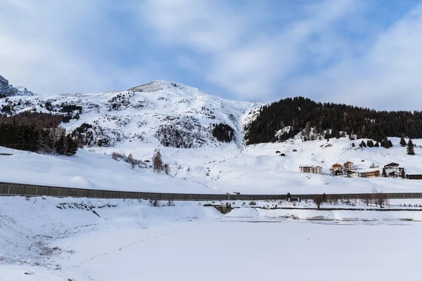 Panorama Pohled Zamrzlé Jezero Davos Vesnice Davos Alpy Zimě Kanton — Stock fotografie