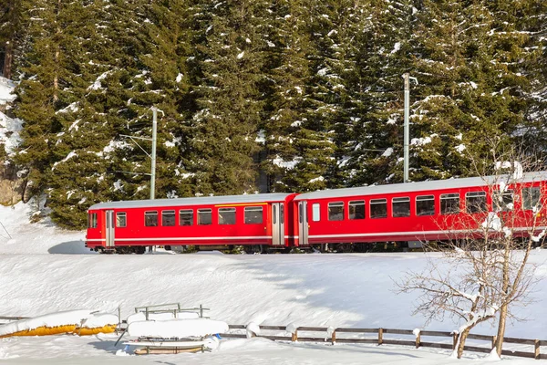 Famoso Treno Turistico Della Ferrovia Retica Che Corre Sulla Neve — Foto Stock