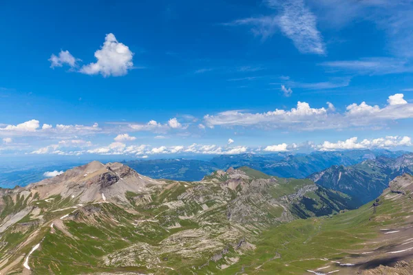 晴れた夏の日にはシュリンソーン山頂からのベルネーゼ アルプスのパノラマビュー 青空に美しい雲景 — ストック写真