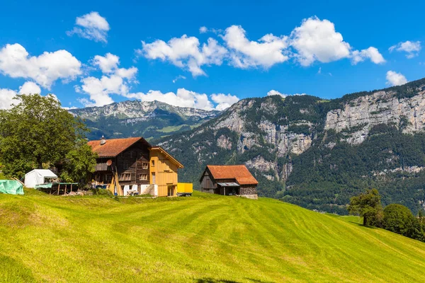 Bella Vista Sulla Campagna Svizzera Con Tipica Casa Sul Prato — Foto Stock