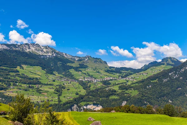 Vue Idyllique Campagne Suisse Avec Maisons Montagne Prairie Près Lac — Photo