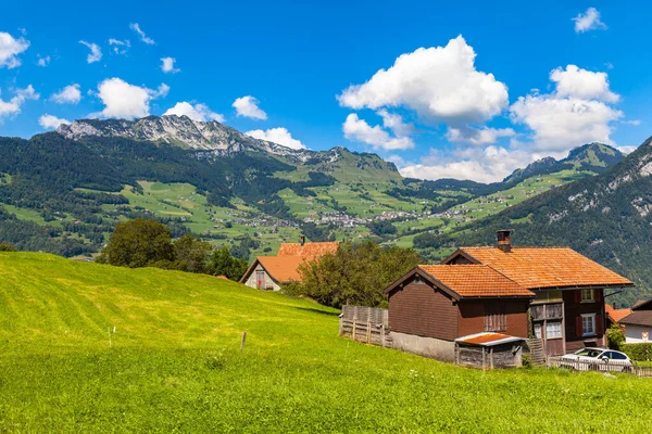 Идиллический Вид Загородную Местность Швейцарии Типичным Домом Холме Над Валензе — стоковое фото