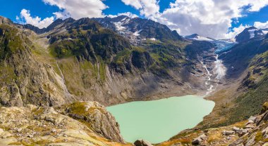 Trift Gölü 'nün panorama manzarası (Triftsee) ve asma köprünün buzulu, Berne Kantonu, İsviçre.