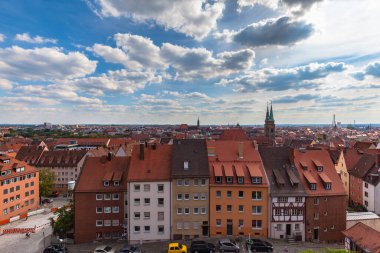 Almanya 'nın Bavyera kentindeki tepeden Nuremberg şehrinin havadan görünüşü