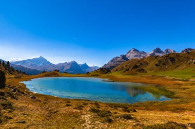 Lai da Vons Gölü ve İsviçre Alpleri 'nin altın sonbaharda manzarası, Kanton of Grisons, İsviçre.
