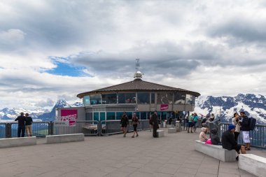 Murren, İsviçre - 30 Temmuz 2016 - İsviçre 'deki Bernese Oberland, İsviçre' deki Schilthorn 'un tepesindeki Piz Gloria döner restoranının terasında turistler
