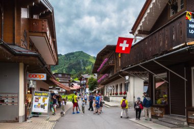 Murren, İsviçre - 30 Temmuz 2016 - İsviçre 'nin Bernese Oberland kentindeki ünlü turistik bir yer olan Interlaken yakınlarındaki Murren köyünü ziyaret eden turistler