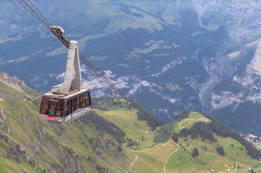 Murren, İsviçre - 30 Temmuz 2016 - Bernese Alpleri, Jungfrau, Eiger, Monch, İsviçre 'nin muhteşem manzaralı ünlü manzaralı Schilthorn' un zirvesine çıkan turistler.