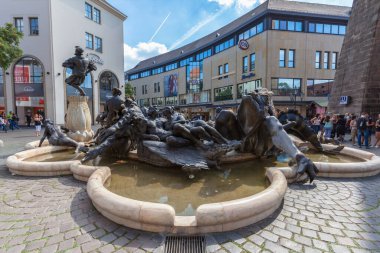 Nuremberg, Almanya - 2 Eylül 2016 - Almanya 'nın eski Nuremberg kentindeki Weiss Turm Kulesi ve St. Elisabeth kilisesinin önündeki Ehekarussell Çeşmesi (Ehebrunnen, evlilik) manzarası