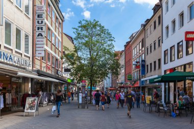 Nuremberg, Almanya - 2 Eylül 2016 - Almanya 'nın Bavyera kentindeki Nuremberg kasabasında birçok dükkan ve restoranı olan yayaların etrafında dolaşan insanlar