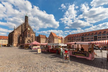 Nuremberg, Almanya - 2 Eylül 2016 - Frauenkirche kilisesi ile Hauptmarkt 'ın Nuremberg, Bavyera, Almanya' daki pazar yeri.