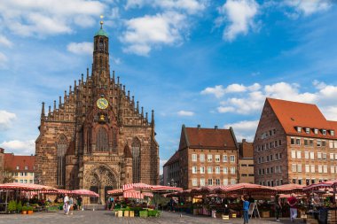Nuremberg, Almanya - 2 Eylül 2016 - Frauenkirche Kilisesi ve Nuremberg, Bavyera, Almanya 'daki Hauptmarkt pazarı.
