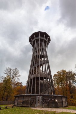 Sauvabelin Kulesi 'nin (Sauvabelin Turu) bulutlu bir sonbahar gününde Sauvabelin Ormanı' nda şehir, dağ, Cenevre Gölü, Lozan, Vaud, İsviçre