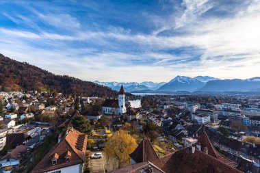Thun Şatosu 'ndan Thun Gölü' ne akan Thun Nehri ve Aare Nehri 'nin muhteşem manzarası arka planda Bernese Oberland' deki İsviçre Alp Dağları zirveleri güneşli bir sonbahar günü, İsviçre