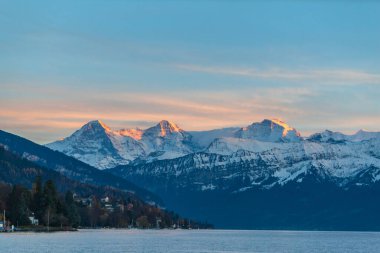 Eiger North Face ve Monch manzarası, Thun Gölü 'nün göl tarafından gün batımında Jungfrau manzarası, Bern Kantonu, İsviçre