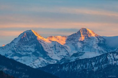Günbatımında Eiger North Face ve Monch 'un Thun Gölü' nün göl tarafından görüntüsü, İsviçre, Bern Kantonu.
