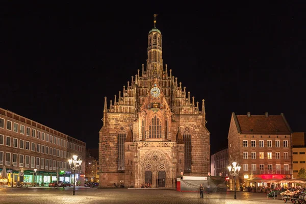 フラウエンキルヒ教会の夜景とドイツ バイエルン州ニュルンベルクのハプスブルク家市場 — ストック写真