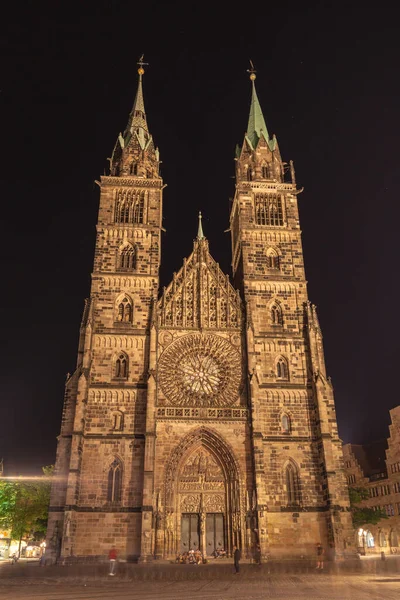 旧自由帝国都市の中世の教会である聖ローレンス教会の夜景 ドイツ バイエルン州ニュルンベルク旧市街 — ストック写真