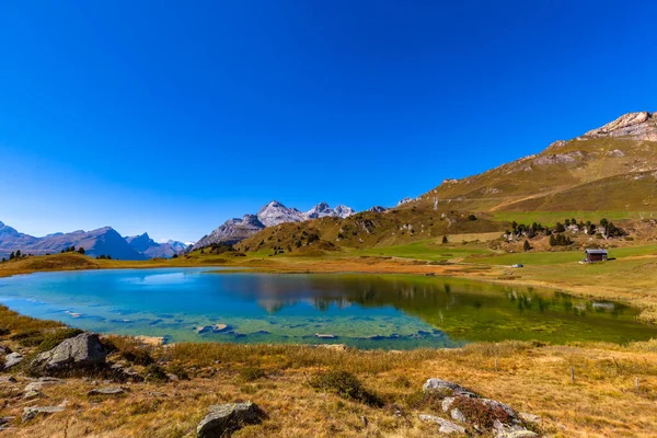 황금빛 가을에 레이다 호수와 스위스 알프스를 바라보는 스위스 시즌스의 — 스톡 사진