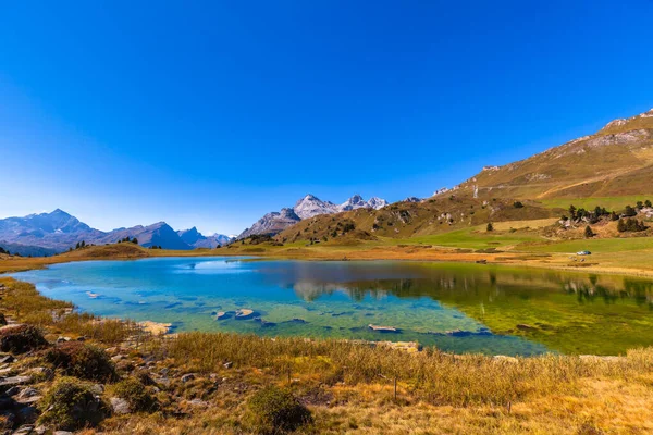 황금빛 가을에 레이다 호수와 스위스 알프스산맥 스위스의 하이디 2015 — 스톡 사진
