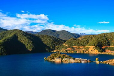 Lugu Gölü 'nün ve sabah güneşindeki köyün hava manzarası, Yunnan Eyaleti, Çin.
