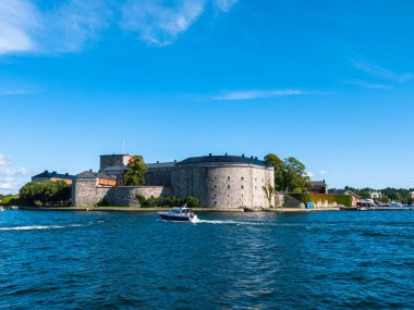Vaxholm Şatosu 'nun ve Baltık Denizi' nin güzel manzarası güneşli bir yaz günü Vaxholm Belediyesi, Stockholm İlçesi, İsveç