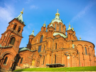 Güneşli bir günde Finlandiya 'nın Helsinki kentindeki Uspenski Katedrali' nin güzel manzarası.
