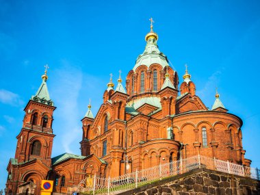 Güneşli bir günde Finlandiya 'nın Helsinki kentindeki Uspenski Katedrali' nin güzel manzarası.