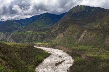 Panorama view of Yarlung Tsangpo (Yarlung Zangbo) Grand Canyon, Brahmaputra Canyon veya Tsangpo Gorge ve Yarlung Tsangpo River in summer wit blue sky cloud, Tibet, China