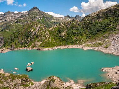 Lago di Robiei yakınlarındaki Lago del Zott gölünün göz kamaştırıcı manzarası, güneşli yaz gününde İsviçre 'nin Ticino Kantonu' ndaki Alpler dağları, mavi gökyüzü bulutu, yürüyüş yolu Tessin, İsviçre
