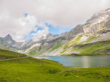 Vadideki Glattalpsee (göl) ve Ortstock manzarası
