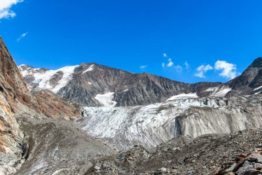 Fransız Alplerindeki Tre-la-Tete buzulunun panorama manzarası, Domes-de-Miage yakınlarındaki Mont Blanc 'a doğru, güneşli yaz gününde, mavi gökyüzü bulutu, Les Contamines Doğa Rezervi, Fransa.