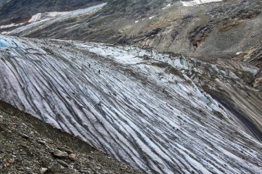 Fransız Alplerindeki Tre-la-Tete buzuluna tırmanan iki dağcı, yaz günü Fransa 'nın başkenti Mont Blanc' a doğru, Domes-de-Miage yakınlarında, Les Contamines Doğa Rezervi 'ne doğru tırmanıyor..