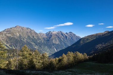 İsviçre Alplerinin Grisons 'taki manzarası ve Val Mesolcina vadisi ve Mesocco kasabasının havadan manzarası, Sentiero' da güneşli bir yaz günü - İsviçre Graubuenden Kantonu 'nda Calanca yürüyüş parkurunda