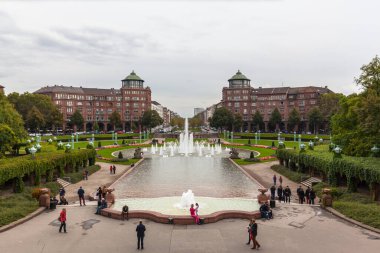 Mannheim, Almanya - 1 Ekim 2016 - Almanya 'nın Baden-Wuerttemberg kentindeki Friedrichsplatz su kulesinin (Wasserturm) arkasındaki turistler