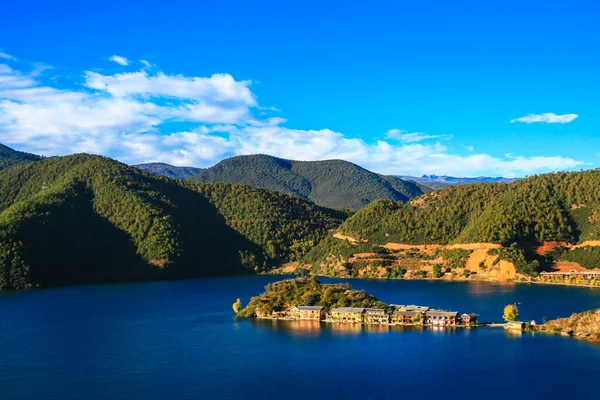 Letecký Pohled Jezero Lugu Vesnici Ranním Slunci Provincie Yunnan Čína — Stock fotografie