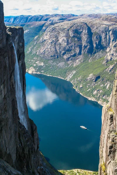 从Kjeragbolten俯瞰Lysefjorden的空中景观 瀑布落在悬崖上 背景是高山 位于挪威Rogaland县Forsand市Kjerag山上 — 图库照片