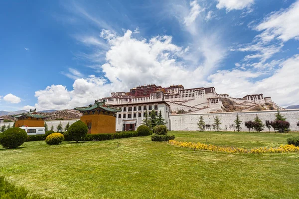 Ohromující Pohled Palác Potala Letním Slunném Dni Zimní Palác Dalajlámy — Stock fotografie